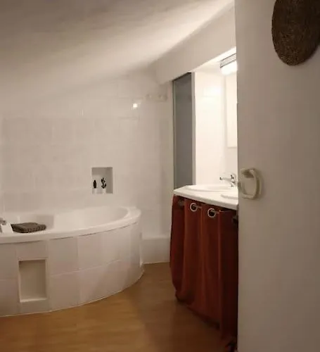 Entre Uzes Et Le Pont-du-gard Le Logis D'autrefois Apartamento *