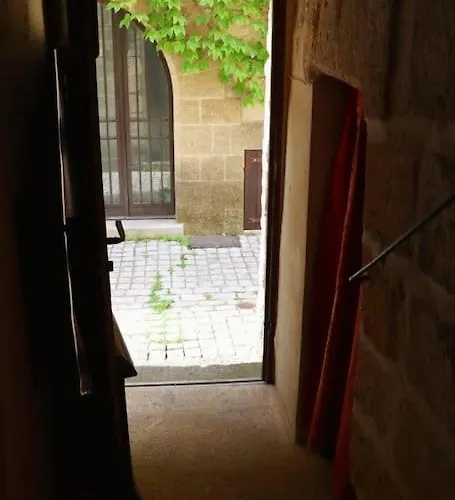 Entre Uzes Et Le Pont-du-gard Le Logis D'autrefois *
